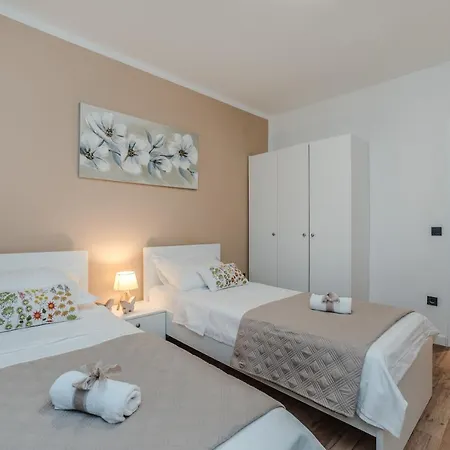 Vila Paulina With A Heated Pool- By Ta Leut Agency Privlaka (Zadar)