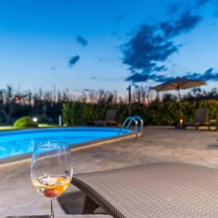 Paulina With A Heated Pool- By Ta Leut Agency Vila