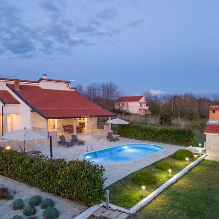 Villa Paulina With A Heated Pool- By Ta Leut Agency