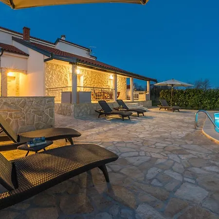 Paulina With A Heated Pool- By Ta Leut Agency Privlaka (Zadar)